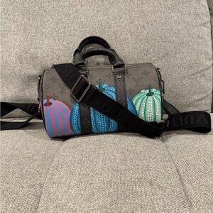 LV Yayoi Kusama 2023 colab 
Keepall 25 
Gray Duffel Bag with Multicolor Accents